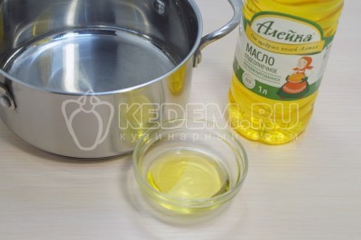 В кастрюле или сотейнике с толстым дном, разогреть 3 столовые ложки подсолнечного масла ТМ «Алейка».