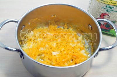 200 г куриного филе нарезать кубиками.