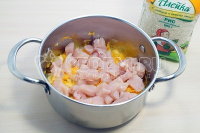 Добавить в кастрюлю куриное филе и обжарить 2-3 минуты.