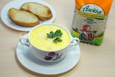 Разлить по тарелкам и украсить зеленью.