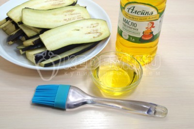В миску налить 4-5 столовых ложек подсолнечного масла. Приготовить кисточку.