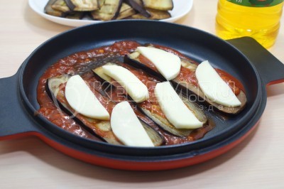 Выложить кусочки моцареллы.