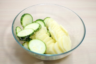 Нарезать картофель и кабачок тонкими кружочками в миску.