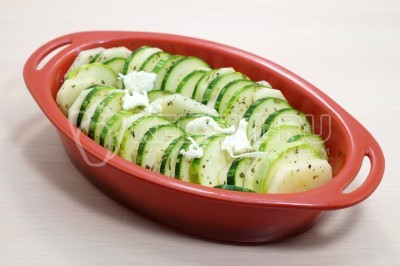 Сверху выложить 1 столовую ложку сливочного масла кусочками.