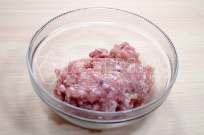 Чтобы приготовить макароны куриным с фаршем и овощами на сковороде, нужно разморозить любым удобным способом 300 грамм куриного фарша.