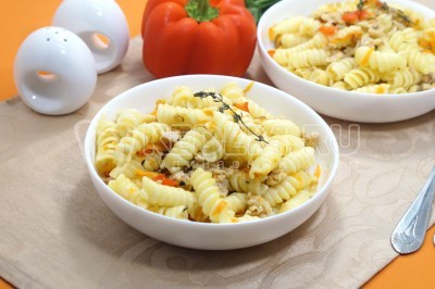 Макароны куриным с фаршем и овощами на сковороде готовы