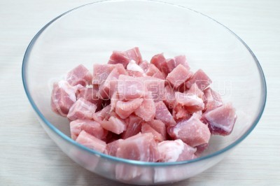 Нарезать мясо небольшими кубиками.
