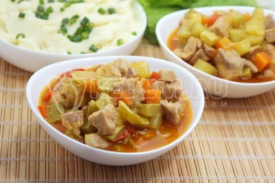 Мясное рагу с кабачками