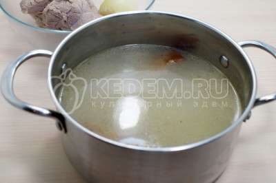 Отварное мясо вынуть, луковицу выкинуть, она нам больше не понадобится, ребрышки оставить в процеженном бульоне.