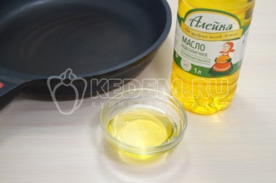 На сковороде разогреть 3 столовые ложки подсолнечного масла ТМ «Алейка».