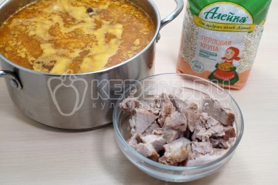 Добавить нарезанное кусочками отварное мясо.