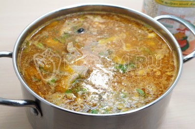 Перемешать и дать настояться 10-15 минут. Посолить по вкусу.