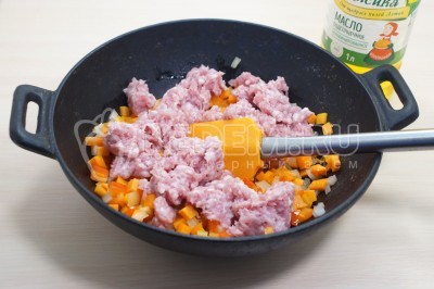 Добавить 300 грамм мясного фарша, размять лопаткой и обжарить помешивая 4-5 минуты.