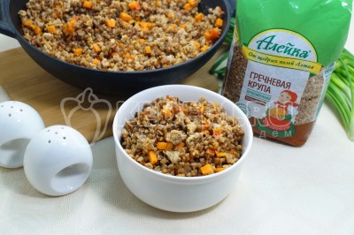 Гречка с фаршем и овощами готова