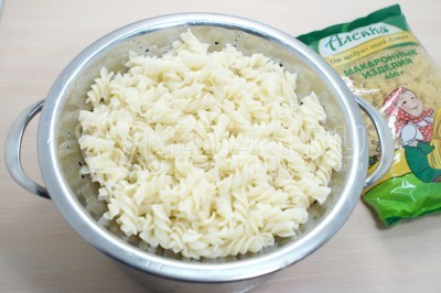 Откинуть макароны на дуршлаг и дать воде стечь.