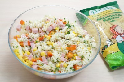 Заправить и перемешать салат с макаронами, посолить по вкусу.