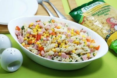 Салат с макаронами и ветчиной