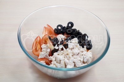 Добавить мелко нарезанное отварное куриное филе и маслины без косточей нарезанные колечками.
