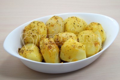 Заправить картофель масляной смесью.