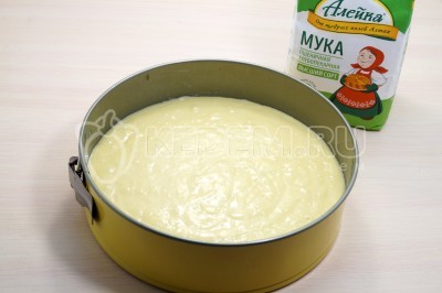 Выложить тесто и разровнять.