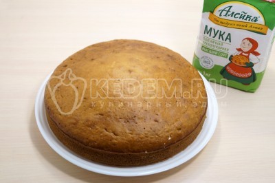 Вынуть пирог из формы.