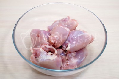 500 грамм курицы нарезать кусочками.