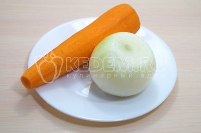 Луковицу и морковь очистить.