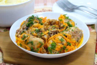 Курица тушеная с морковью