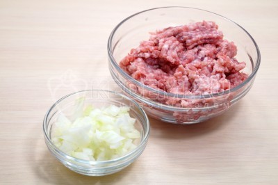 Приготовить 300 грамм мясного фарша, луковицу очистить и мелко нашинковать.
