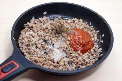 Добавить 3 столовые ложки томатной пасты, черный молотый перец по вкусу и 1/2 чайной ложки соли.