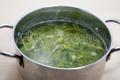 Варить, помешивая, 2-3 минуты.