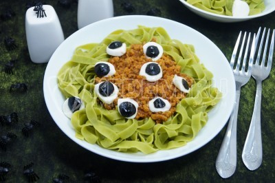 Паста с мясным соусом на Хэллоуин готова