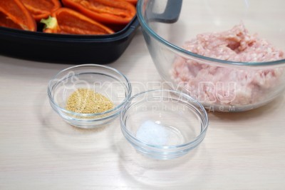 В миске смешать 300 грамм куриного фарша, 1/2 чайной ложки соли, 1/2 чайной ложки сушеного чеснока.