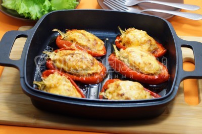 Перцы фаршированные половинками в духовке с куриным фаршем готовы