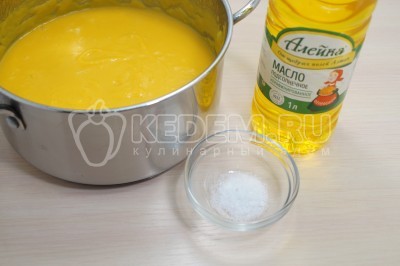 Добавить 1/2 чайной ложки соли и хорошо перемешать, на медленном огне довести суп до желаемой густоты, 3-5 минут.
