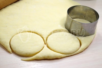 Формочкой вырезать круглые заготовки.
