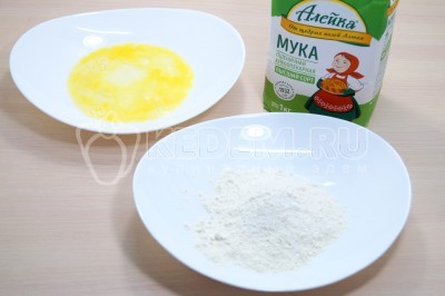 В одну миску разбить яйцо и взболтать, в другую миску всыпать 3 столовые ложки муки ТМ «Алейка», от щедрых полей Алтая.