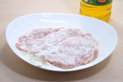 Каждый кусочек куриного филе сначала запанировать в муке.
