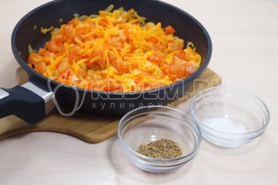 Добавить 1/4 чайной ложки смеси перцев и 1/2 чайной ложки соли.