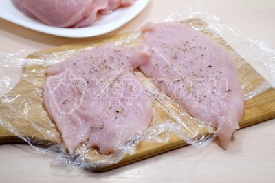 Куриное филе посолить по вкусу. Приправить сушеным тимьяном с двух сторон каждую отбивную.