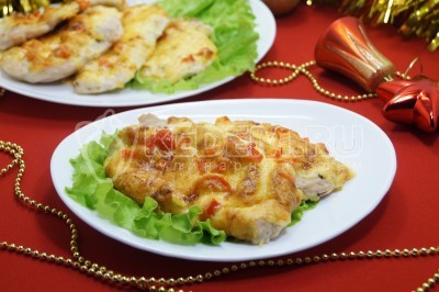 Запеченное куриное филе в духовке под сырной корочкой готово