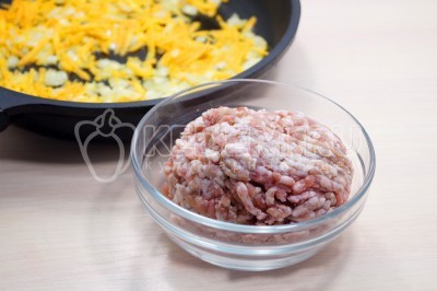 Добавить 300 грамм мясного фарша.