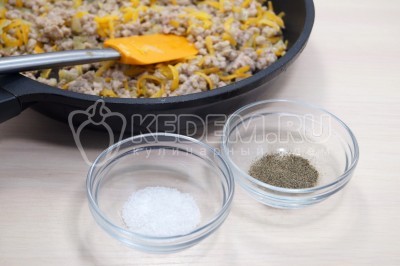 Посолить и поперчить по вкусу.