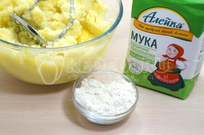 Добавить 2 столовые ложки муки, перемешать и немного остудить.