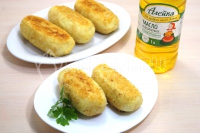 Выложить картофельные зразы с фаршем на блюдо.