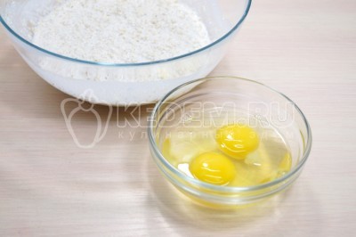 Добавить два куриных яйца.