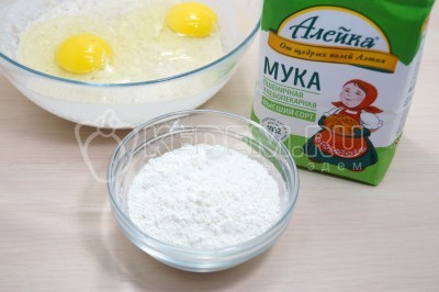 Добавить 4 столовые ложки муки