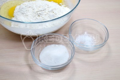 Добавить 2 столовые ложки сахара и 1/4 чайной ложки соли.