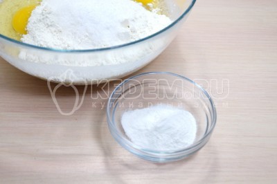 Добавить 1/2 чайной ложки разрыхлителя.
