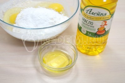 Влить 2 столовые ложки подсолнечного масла